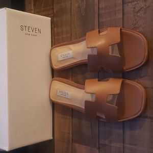 NWOT STEVE MADDEN "HADYN" SANDALS